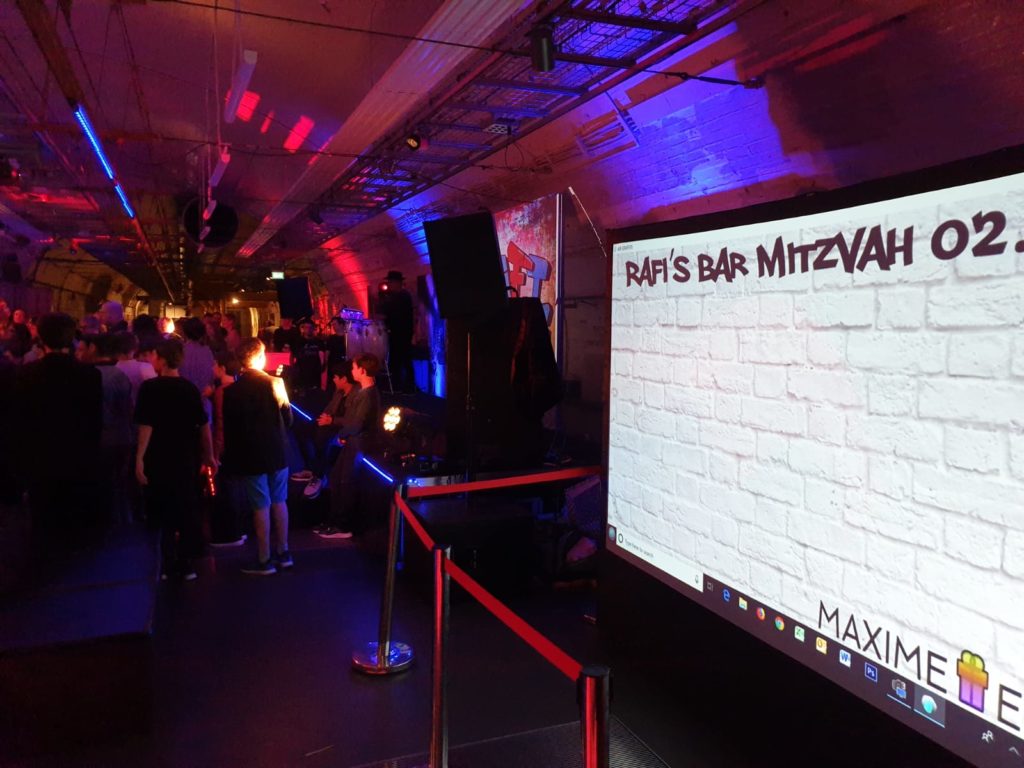 Top 5 Reasons to Choose a Digital Graffiti Wall for Your Bar or Nightclub